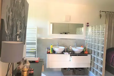 Image de logement de 2pièces tout confort au calme pour 4 personnes, 4 kms mer et Cannes