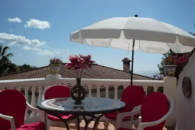 Image de chalet bougainvilliers vue mer 500 m. de la plage disponible wifi