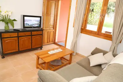 Image de Appartement dans quartier calme avec piscine, grande terrasse, parking et Wifi gratuit.