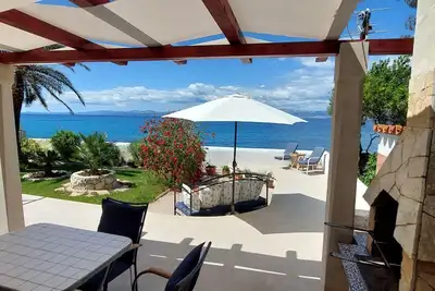 Image de Réveillez-vous au son des vagues et nagez dans la mer cristalline.
