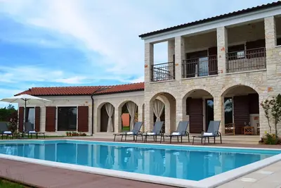 Image de Romantique villa neuve avec piscine privée et grand jardin en Istrie centrale