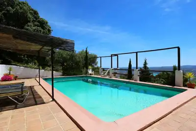 Image de Cortijo andalou élégant et plein de caractère - immense piscine et vue panoramique sur le lac et la mer