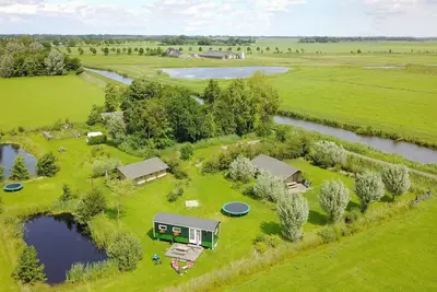 Image de Belle tente safari meublée et wagon de cirque avec salle de bain privée.
