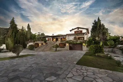 Image de Superbe villa et bungalow de 3 étages en bord de mer!