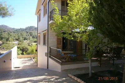 Image de Maison de campagne spacieuse avec cheminée, Ac et Wifi