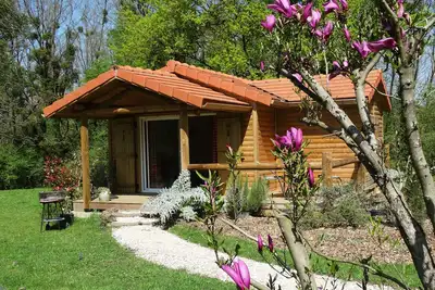 Image de Le Fay : Chalet (Loriot) en bord d'étang en pleine nature