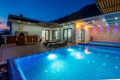 Image de Villa Lune de miel de luxe avec piscine intérieure chauffée, jacuzi et piscine à débordement isolée