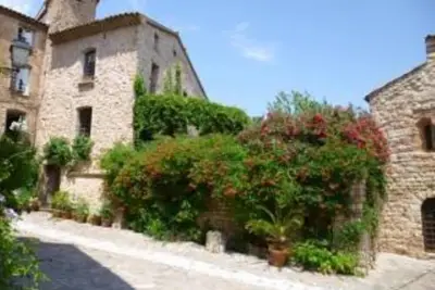Image de grande maison familiale de caractère dans village médiéval classé