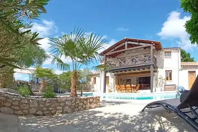 Image de Chapelle convertie avec piscine privée chauffée