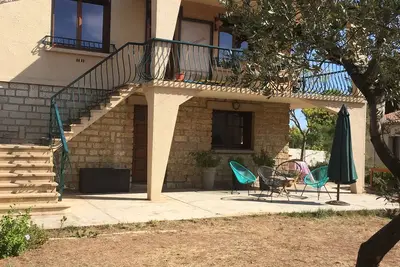 Image de Sete location à 500 mètres des plages, quartier résidentiel calme et arboré.
