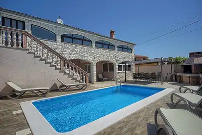 Image de Villa avec piscine dans un petit endroit