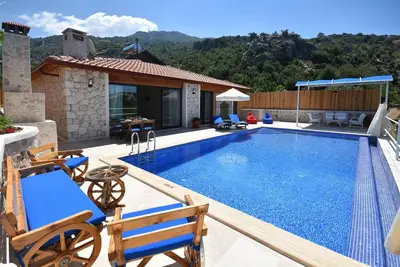 Image de Villa lune de miel isolée avec piscine à débordement totalement privée et piscine intérieure chauffée