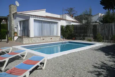 Image de Belle villa de 2 chambres avec piscine privée (2)