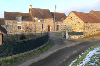 Image de Maison de campagne française en pierre traditionnelle.