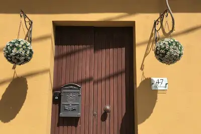 Image de Grande maison dans paisible village perché avec vue sur la mer. 10 minutes en voiture.