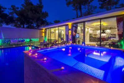 Image de Villa isolée lune de miel de luxe dans le village d'Üzümlü, nr. Kalkan, avec piscine intérieure