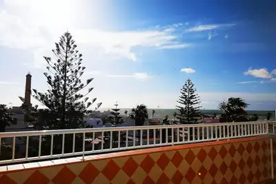 Image de Penthouse lumineux avec très grande terrasse et vue spectaculaire sur la mer frontale