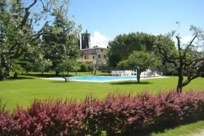 Image de Via Giordano Bruno 3 avec un parc de 9. 000 m² avec 2 belles piscines