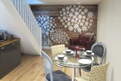 Image de Bel appartement récemment rénové en duplex, peut accueillir jusqu'à 6