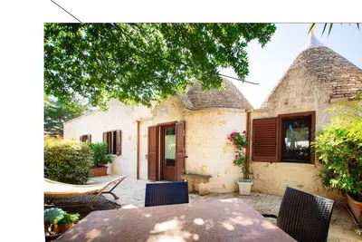 Image de Cisternino-Trulli et Lamie: Grove dans la vallée d'Itria, hébergement 'La Quercia'