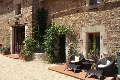 Image de Cottage Dans le charmant village médiéval de la Vendée avec piscine chauffée