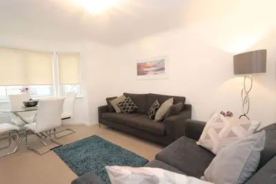 Image de Appartement moderne de 2 chambres au rez-de-chaussée, 76 Mo de WiFi et Sky Cinema / Sports