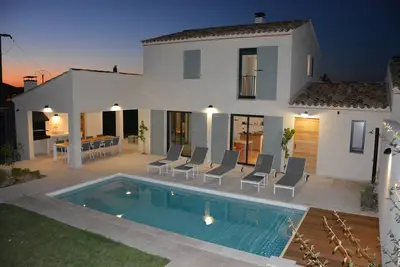 Image de Appartement spacieux dans un style provençal moderne, au pied du mont Chauve