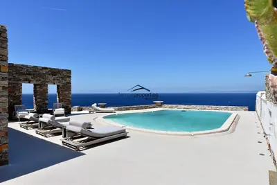 Image de Villa unique au bord de l'eau avec piscine et accès direct à la mer