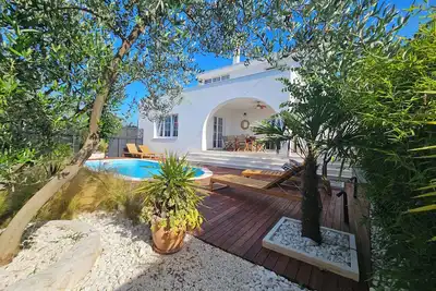 Image de Le grand appartement entièrement équipé près de la mer entouré d'un grand jardin