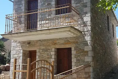 Image de Superbe maison en pierre située au centre de la belle Lafkos.