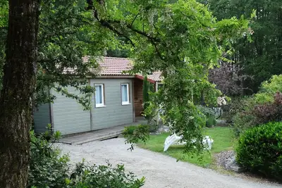 Image de Le Fay : Chalet (Vanneau) en bord d'étang en pleine nature