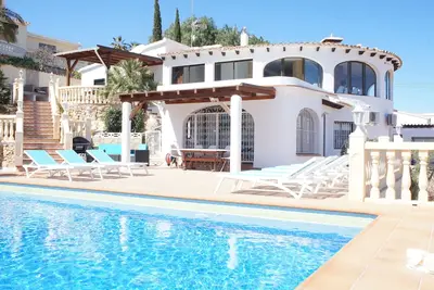 Image de maison avec piscine privée et des vues spectaculaires