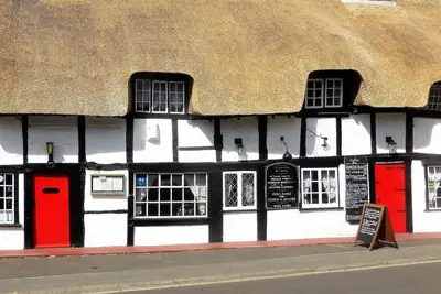 Image de Appartements au premier étage adaptés aux chiens dans une chaumière historique à New Forest