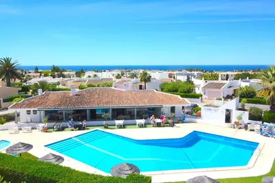 Image de Appartement avec piscine commune à distance de marche des commodités, plage, centre ville