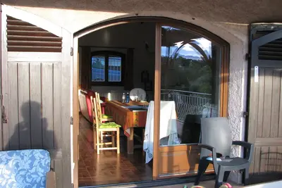 Image de Villa dans un endroit calme avec piscine et nombreuses fleurs