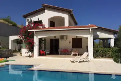 Image de Villa de luxe avec piscine privée vue imprenable sur la montagne et la mer