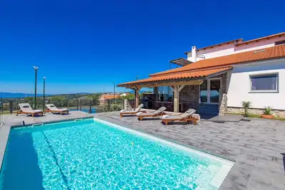 Image de Belle villa avec vue sur la mer, piscine privée et court de tennis.