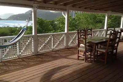 Image de 3 chambres, 2 salles de bain, plage Pigeon, A / C, Wifi, piscine privée, immense terrasse couverte.