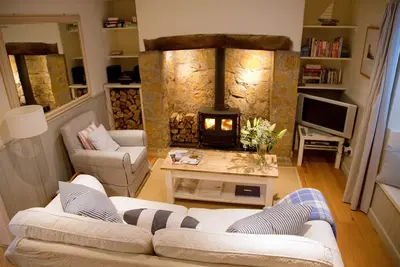 Image de Ideal Dorset maison de vacances parfaite pour les promenades sur la plage, les déjeuners de pub et les feux de bois.