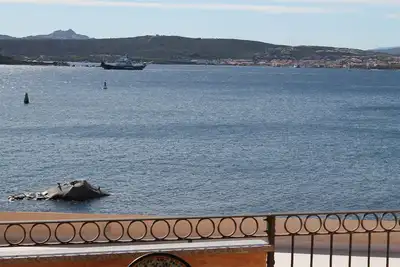 Image de appartement de trois pièces dans un environnement calme avec terrasse vue sur la mer