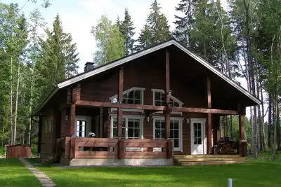 Image de Chalets en rondins au bord d’un grand lac