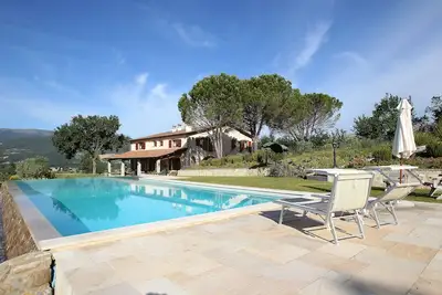 Image de Belle villa spacieuse, 5 Lits, 15m piscine à débordement, ascenseur, jardin, oliviers.