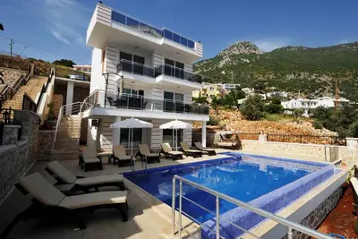 Image de Villa de luxe avec des vues spectaculaires sur la mer, idéal pour les grandes familles ou les groupes