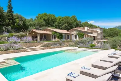 Image de Villa de luxe avec vue imprenable sur la mer dans un endroit calme