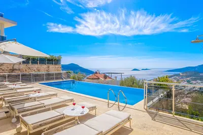 Image de Villa élégante de luxe de 5 chambres dans un endroit calme avec une vue magnifique sur la mer