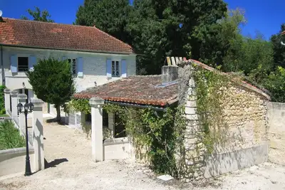 Image de Maison charentaise traditionnelle avec piscine privée au bord de la rivière