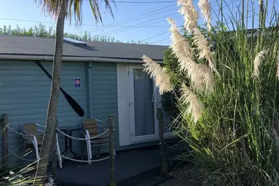 Image de Log Cabin à côté de notre plage de sable avec une vue magnifique sur la mer, près de Norfolk Broads.