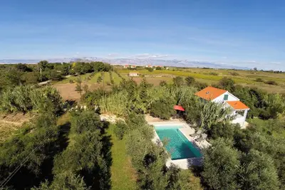 Image de Maison en oliviers avec piscine. / Evasion au calme dans les bois d'olivier avec piscine