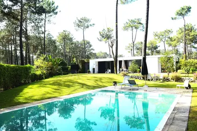 Image de Villa de style contemporain, piscine, vue sur golf fairway, près de superbes plages