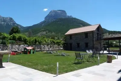 Image de First floor apartment with communal garden